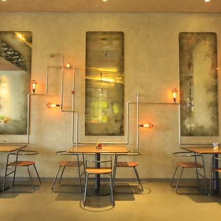 סוראבאיה Yello Hotel Jemursari מראה חיצוני תמונה