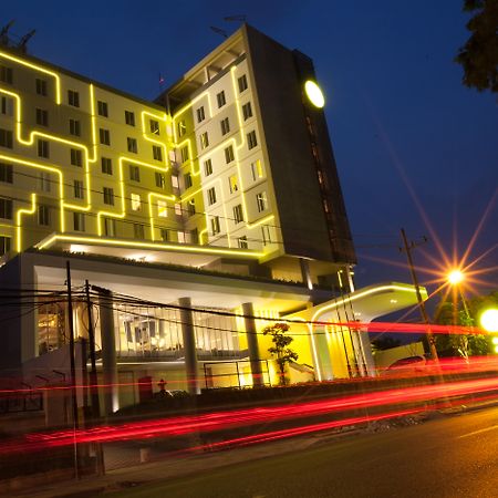 סוראבאיה Yello Hotel Jemursari מראה חיצוני תמונה